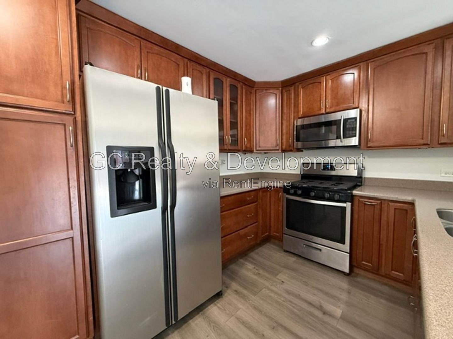 *** WOOD FLOORING / SS APPLIANCES / IN-UNIT LAUNDRY / GARAGE / CENTRAL AIR *** property image