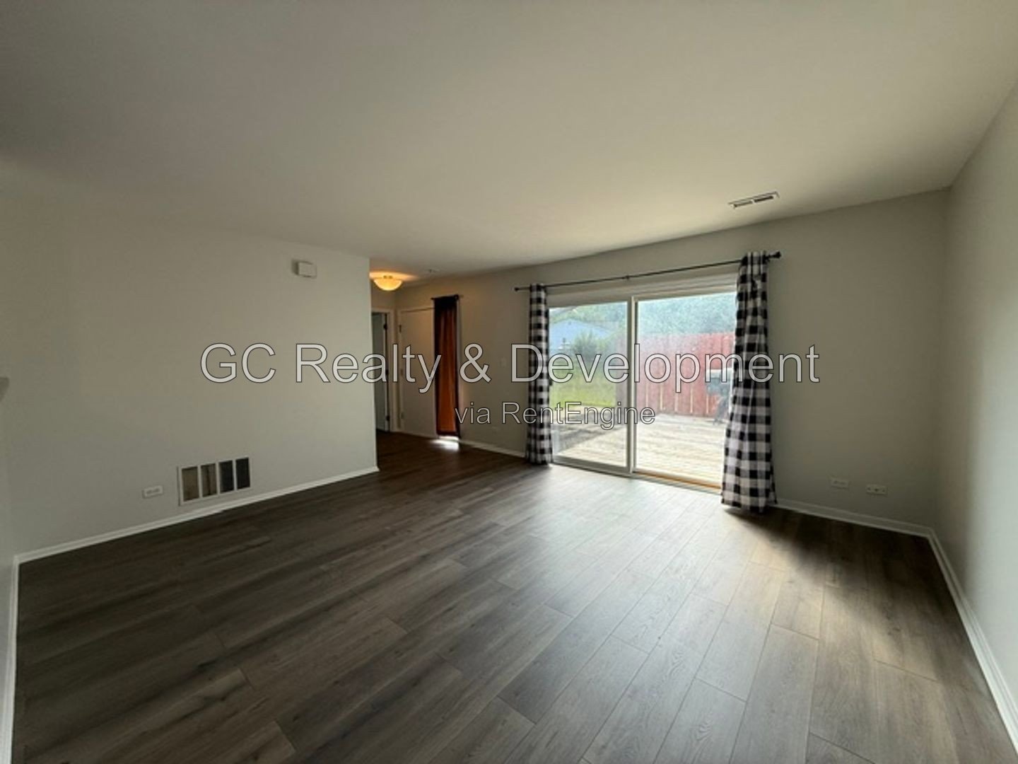 *** WOOD FLOORING / SS APPLIANCES / IN-UNIT LAUNDRY / GARAGE / CENTRAL AIR *** property image