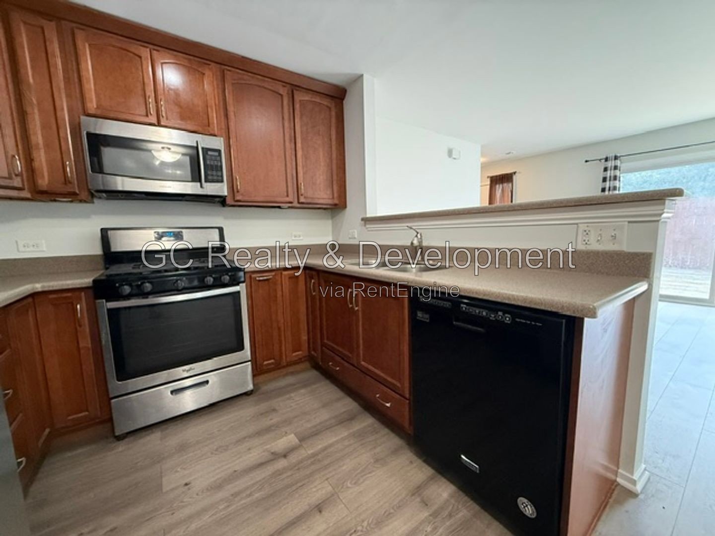*** WOOD FLOORING / SS APPLIANCES / IN-UNIT LAUNDRY / GARAGE / CENTRAL AIR *** property image
