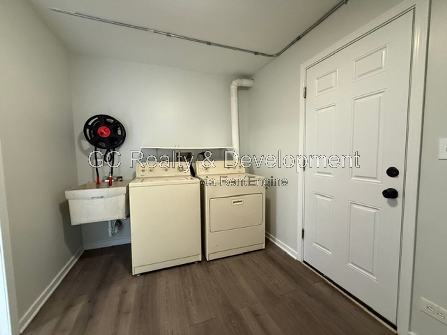 *** WOOD FLOORING / SS APPLIANCES / IN-UNIT LAUNDRY / GARAGE / CENTRAL AIR *** property image