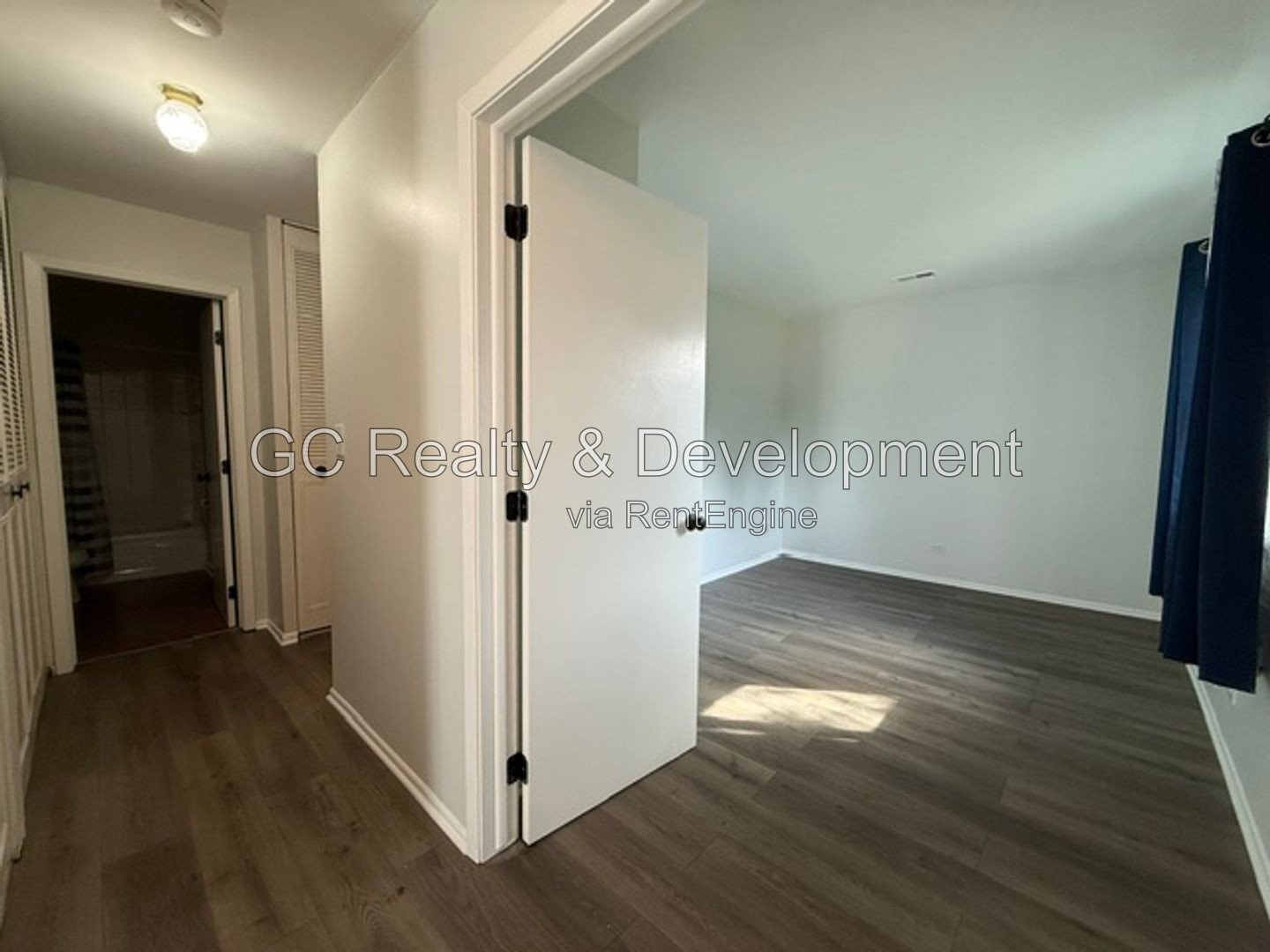 *** WOOD FLOORING / SS APPLIANCES / IN-UNIT LAUNDRY / GARAGE / CENTRAL AIR *** property image