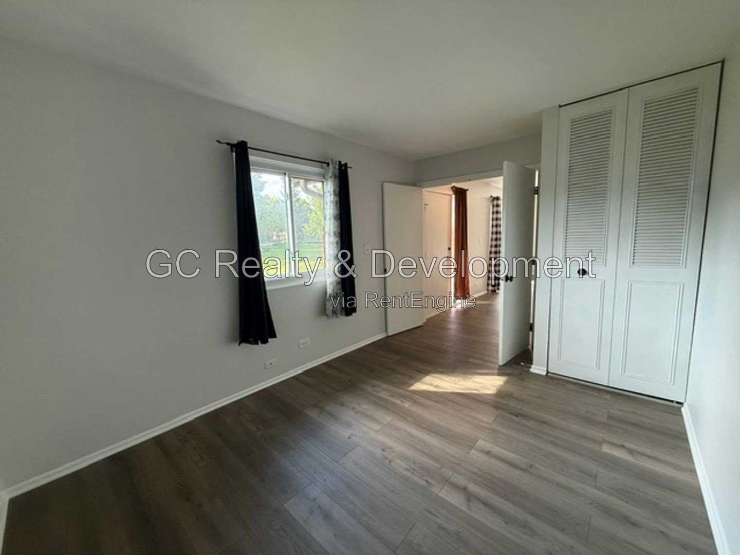 *** WOOD FLOORING / SS APPLIANCES / IN-UNIT LAUNDRY / GARAGE / CENTRAL AIR *** property image