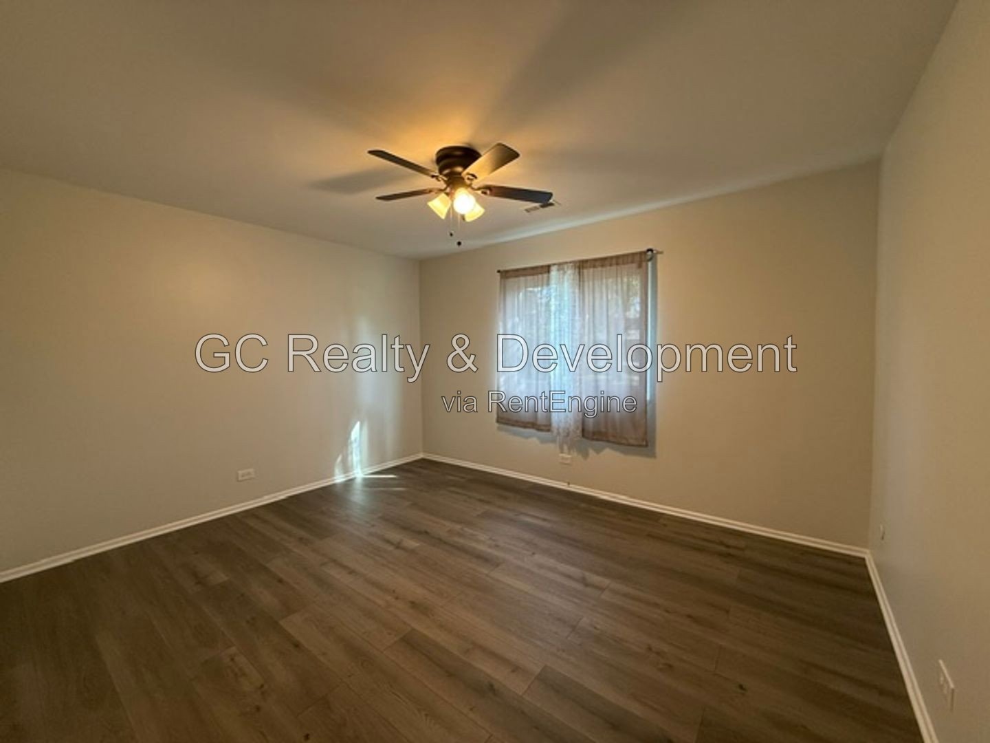 *** WOOD FLOORING / SS APPLIANCES / IN-UNIT LAUNDRY / GARAGE / CENTRAL AIR *** property image