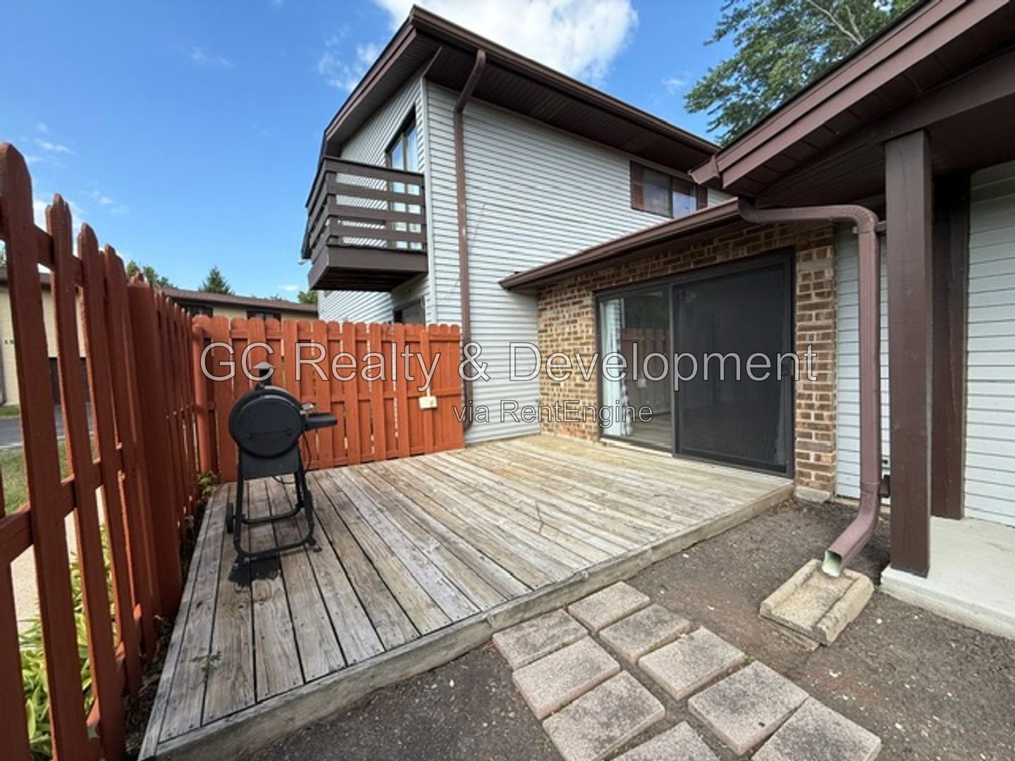 *** WOOD FLOORING / SS APPLIANCES / IN-UNIT LAUNDRY / GARAGE / CENTRAL AIR *** property image