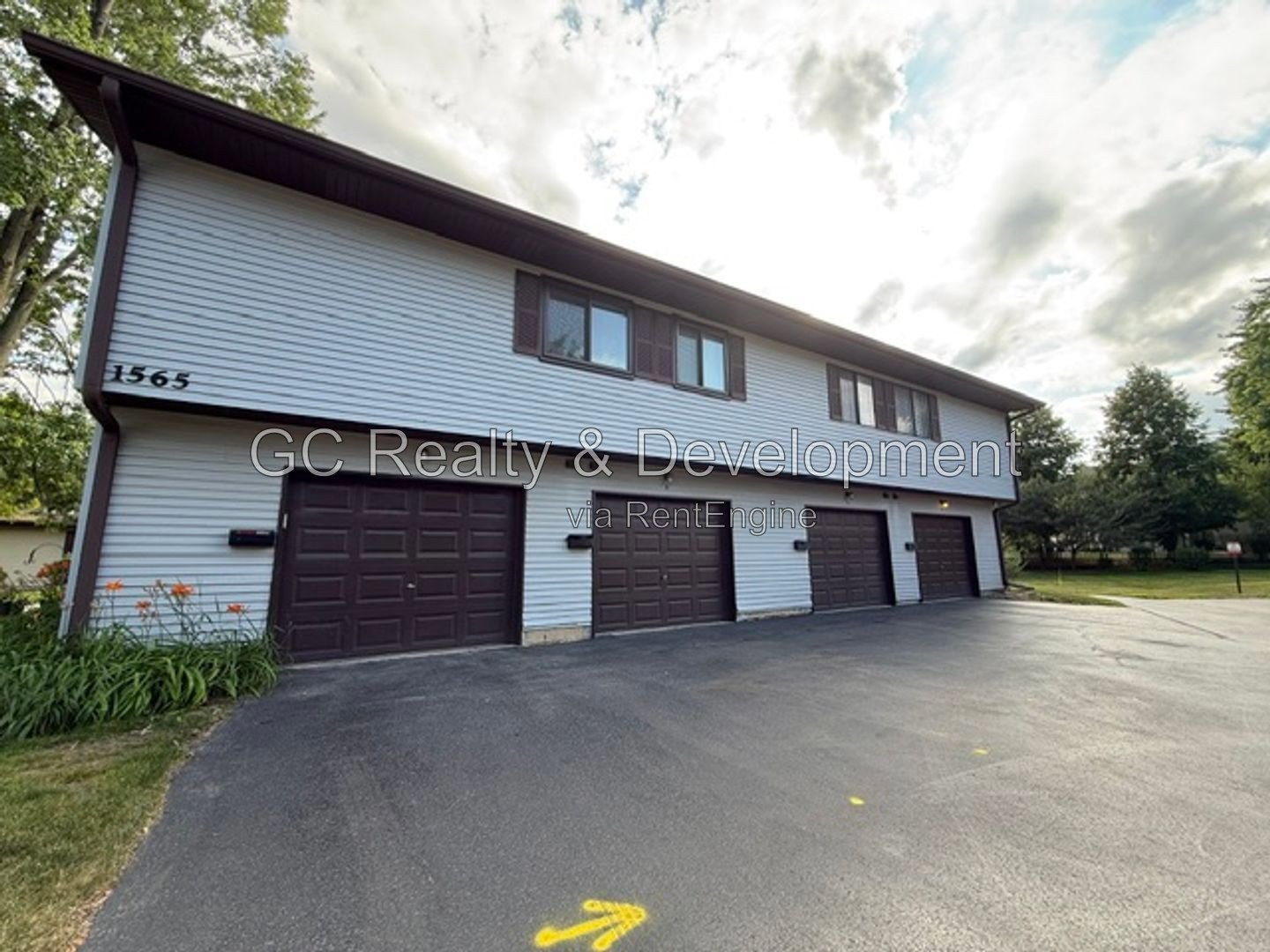 *** WOOD FLOORING / SS APPLIANCES / IN-UNIT LAUNDRY / GARAGE / CENTRAL AIR *** property image