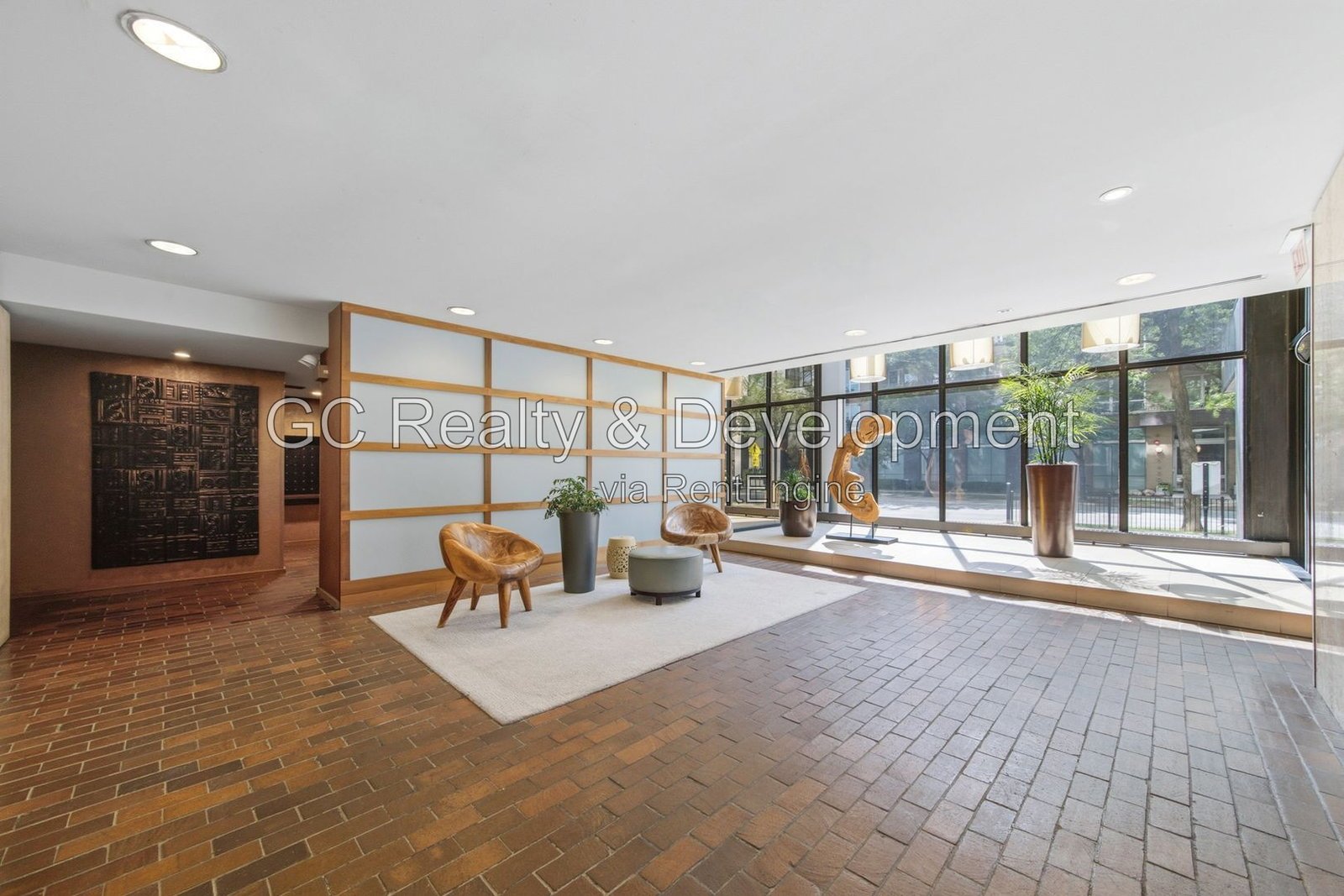 *** LAKE VIEW 1BR, $300 MOVE-IN FEE! / RECENTLY UPDATED / HARDWOOD FLOORS / LARGE CLOSETS / CENTRAL AIR / EASY COMMUTE *** property image