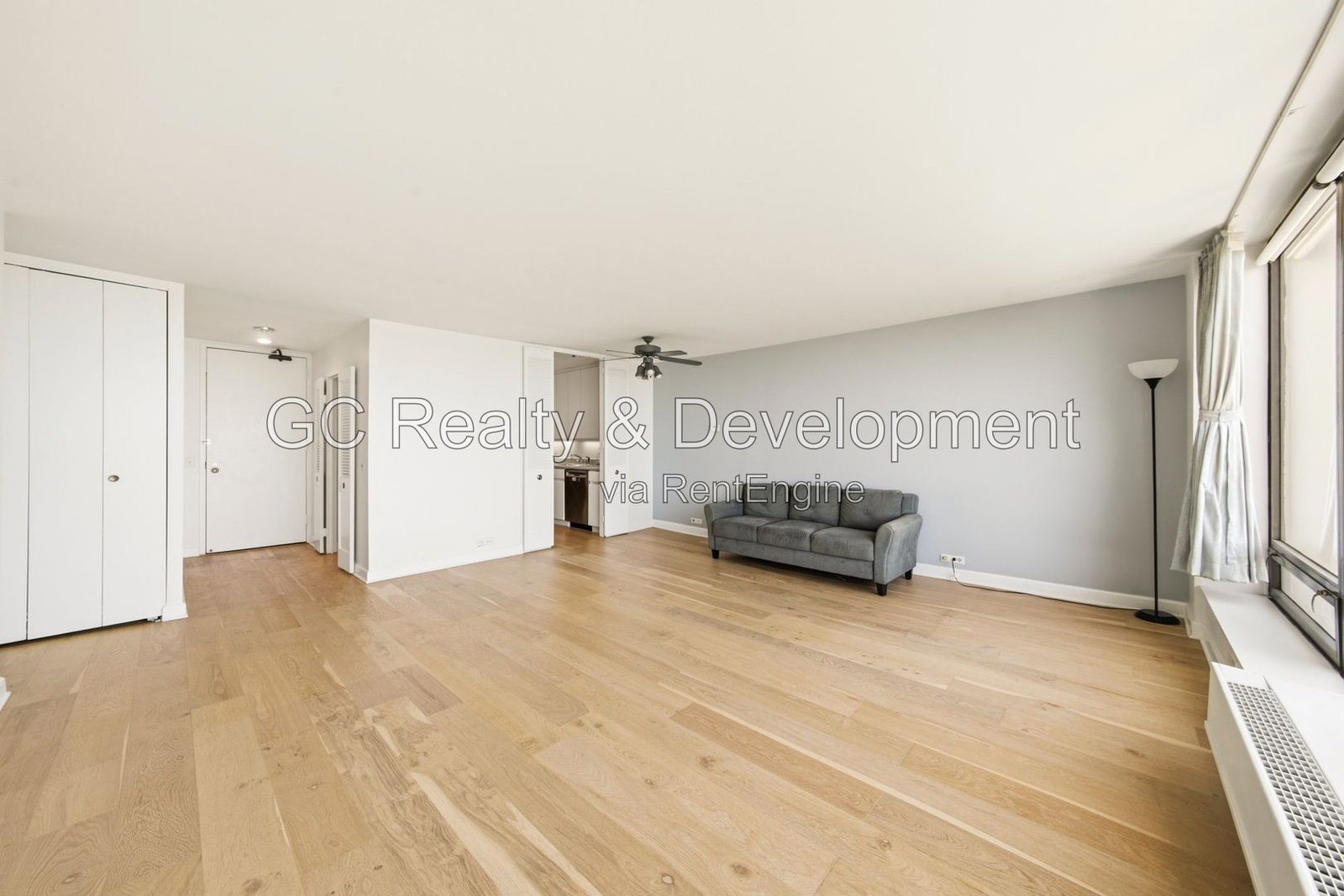 *** LAKE VIEW 1BR, $300 MOVE-IN FEE! / RECENTLY UPDATED / HARDWOOD FLOORS / LARGE CLOSETS / CENTRAL AIR / EASY COMMUTE *** property image