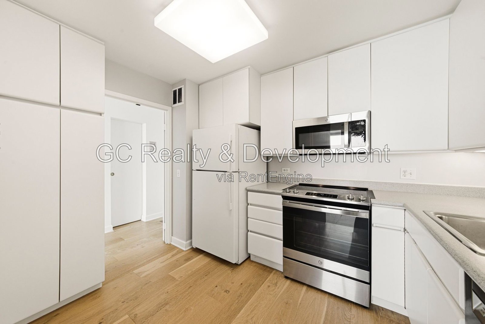 *** LAKE VIEW 1BR, $300 MOVE-IN FEE! / RECENTLY UPDATED / HARDWOOD FLOORS / LARGE CLOSETS / CENTRAL AIR / EASY COMMUTE *** property image