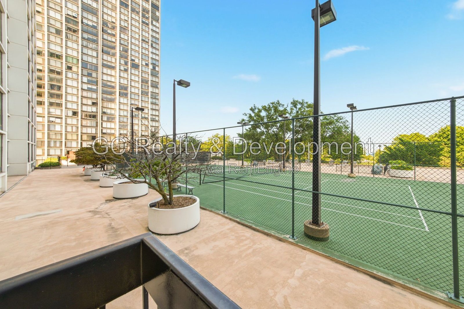*** LAKE VIEW 1BR, $300 MOVE-IN FEE! / RECENTLY UPDATED / HARDWOOD FLOORS / LARGE CLOSETS / CENTRAL AIR / EASY COMMUTE *** property image