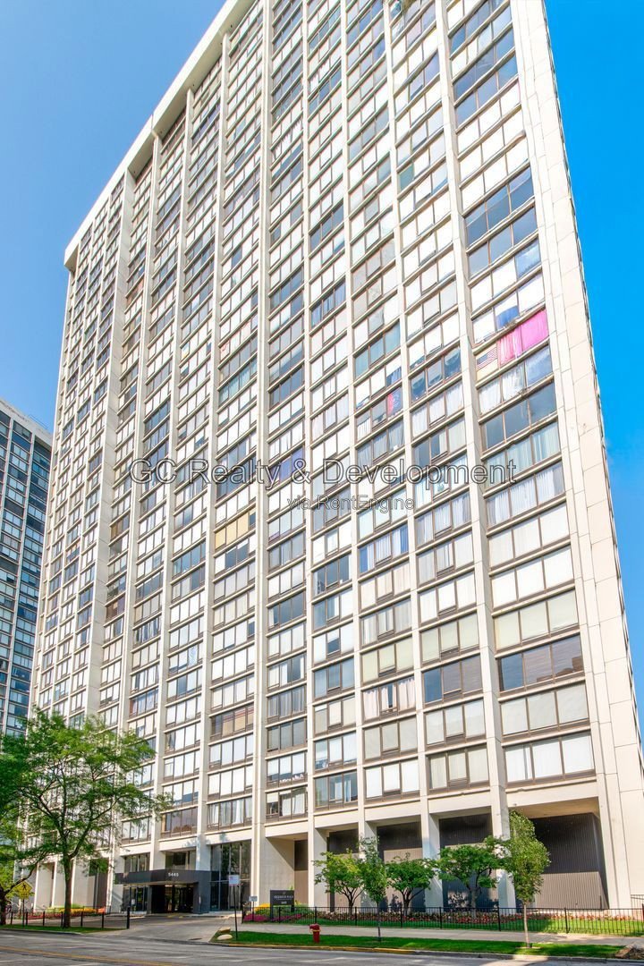 *** LAKE VIEW 1BR, $300 MOVE-IN FEE! / RECENTLY UPDATED / HARDWOOD FLOORS / LARGE CLOSETS / CENTRAL AIR / EASY COMMUTE *** property image