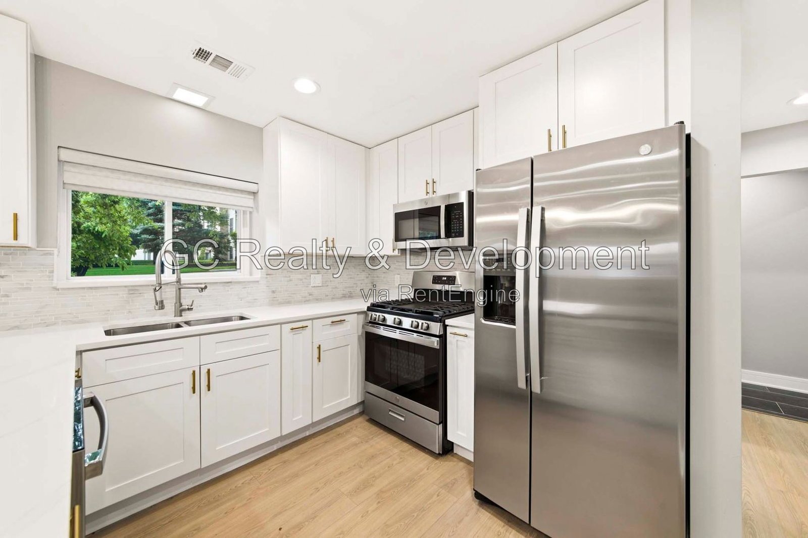 *** 2 BDRM-2BTH / 1200 SF / WALK TO METRA / GARAGE / 100% UPDATED / CENTRAL AIR / SS APPLIANCES / IN-UNIT LAUNDRY *** property image