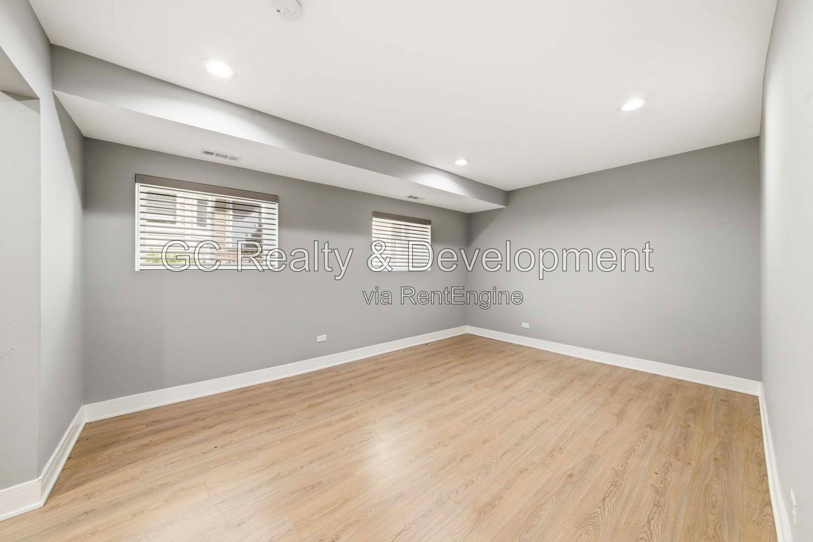 *** 2 BDRM-2BTH / 1200 SF / WALK TO METRA / GARAGE / 100% UPDATED / CENTRAL AIR / SS APPLIANCES / IN-UNIT LAUNDRY *** property image