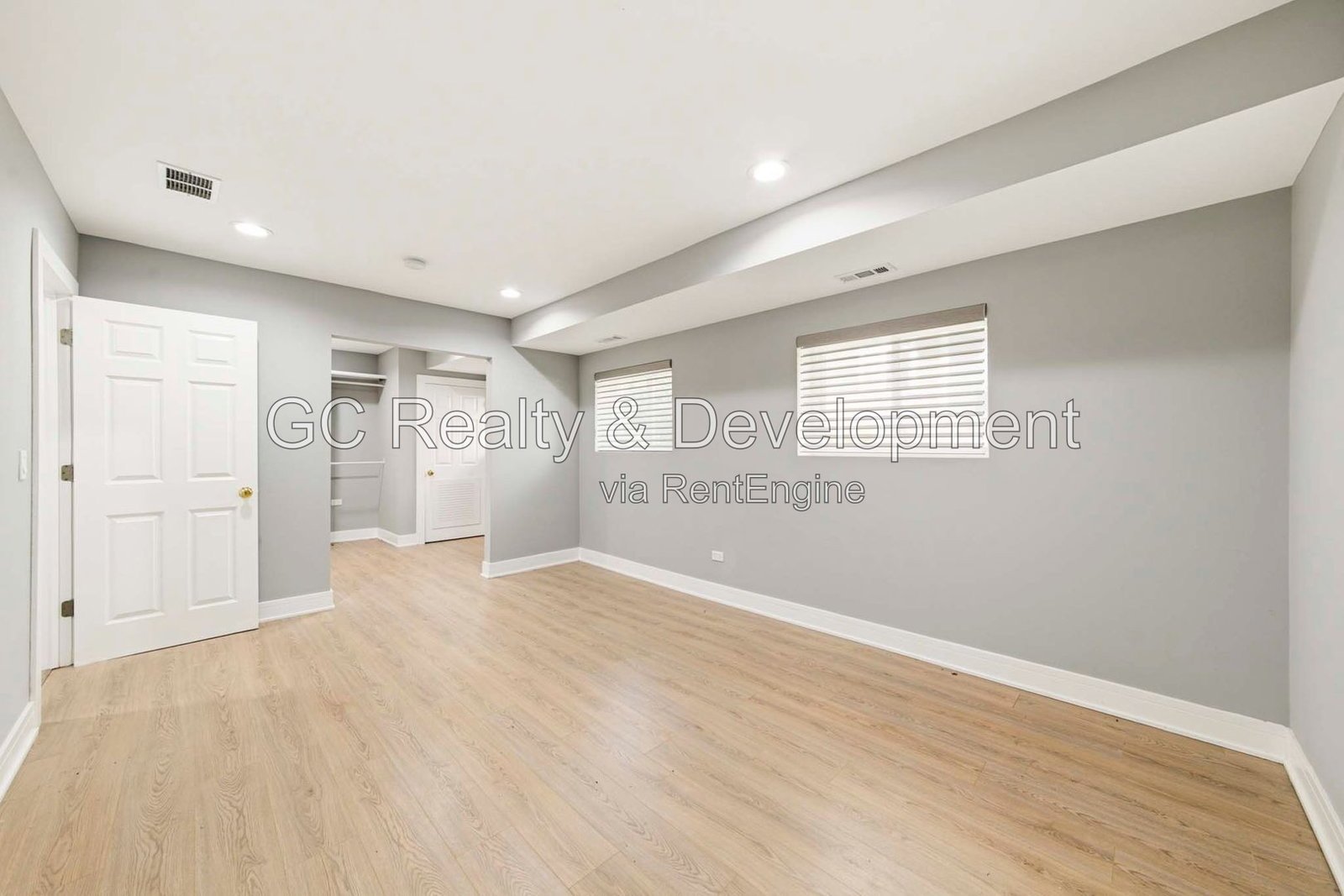 *** 2 BDRM-2BTH / 1200 SF / WALK TO METRA / GARAGE / 100% UPDATED / CENTRAL AIR / SS APPLIANCES / IN-UNIT LAUNDRY *** property image
