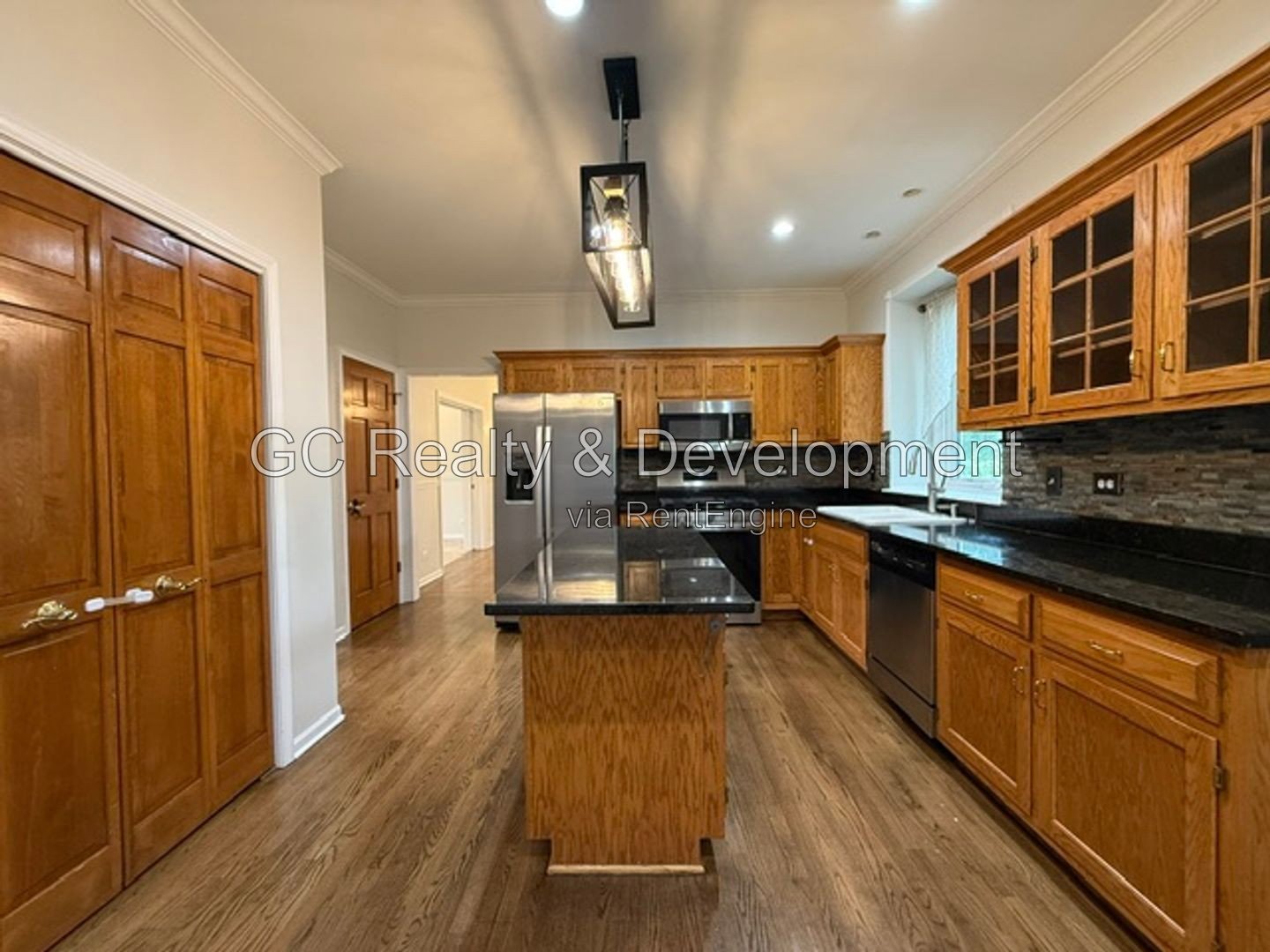 ***   COMING SOON 8/15/26!  / HARDWOOD FLOORS / CENTRAL AC / LAKE VIEWS / LARGE CLOSETS *** property image