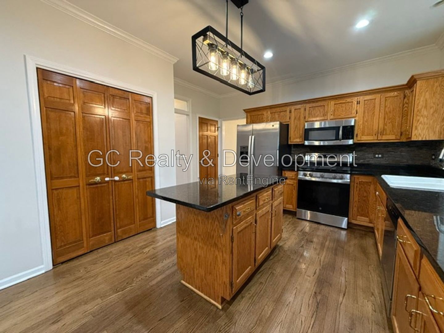 ***   COMING SOON 8/15/26!  / HARDWOOD FLOORS / CENTRAL AC / LAKE VIEWS / LARGE CLOSETS *** property image
