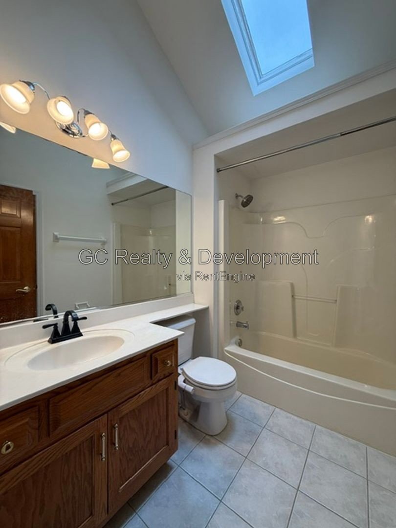 ***   COMING SOON 8/15/26!  / HARDWOOD FLOORS / CENTRAL AC / LAKE VIEWS / LARGE CLOSETS *** property image