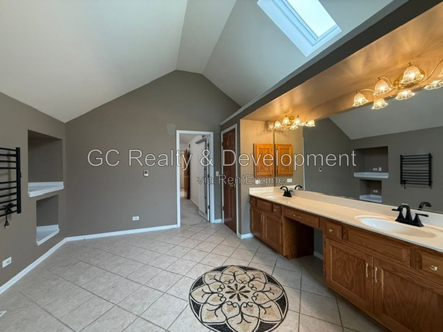 ***   COMING SOON 8/15/26!  / HARDWOOD FLOORS / CENTRAL AC / LAKE VIEWS / LARGE CLOSETS *** property image