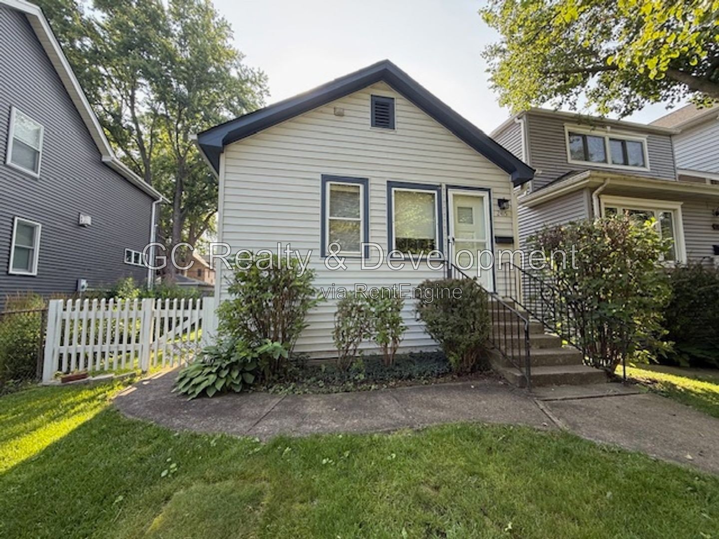 *** 2BR-1BA / FENCED YARD W PATIO / IN-UNIT LAUNDRY / PET FRIENDLY / DETACHED GARAGE / CENTRAL AC *** property image