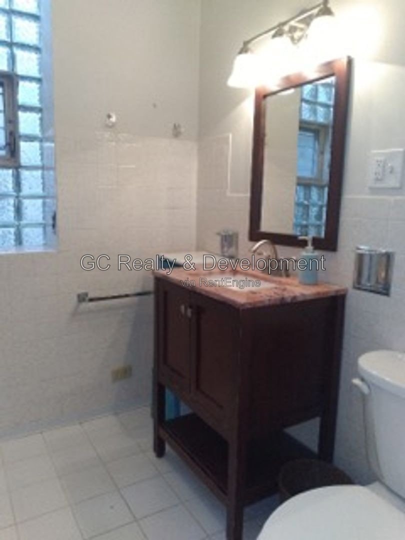*** AVAILABLE 10-15-26! / 2BR-1BA / SOUTHPORT CORRIDOR / PARKING INCLUDED / APPL INCL / FULL SIZE W&D IN UNIT / ENCLOSED PORCH *** property image