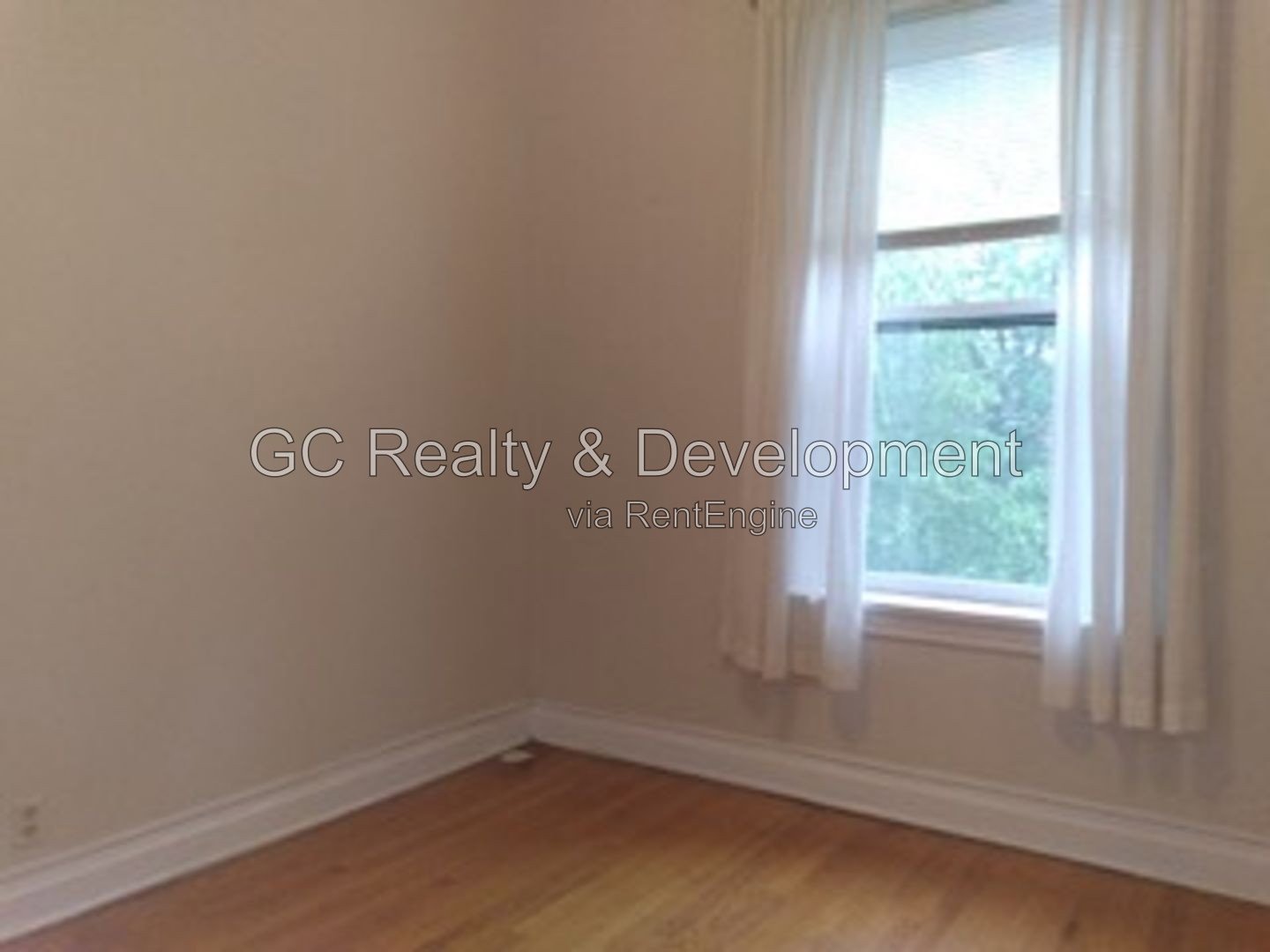 *** AVAILABLE 10-15-26! / 2BR-1BA / SOUTHPORT CORRIDOR / PARKING INCLUDED / APPL INCL / FULL SIZE W&D IN UNIT / ENCLOSED PORCH *** property image