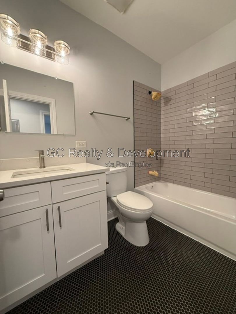 *** 2BR-1BA / RECENTLY UPDATED / GARAGE / CENTRAL AIR / SS APPLIANCES / ON-SITE LAUNDRY / HARDWOOD FLOORS / ON-SITE STORAGE *** property image