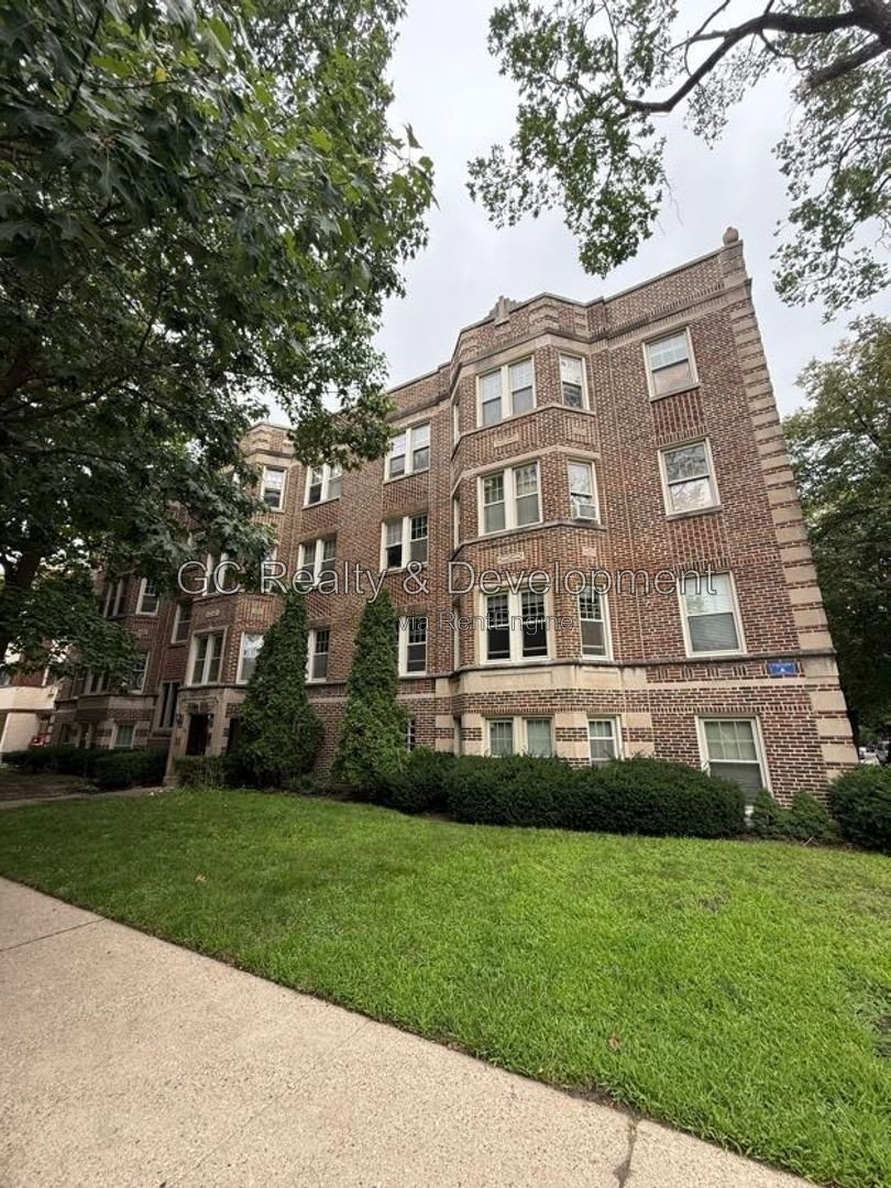 *** 3BR-1BA / HARDWOOD FLOORS / FENCED YARD / RECENTLY UPDATED / STORAGE UNIT / ON-SITE LAUNDRY / EASY COMMUTE / BIKE STORAGE *** property image