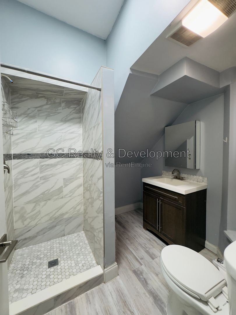 *** 2ND FULL MONTH FREE, LEASE BY 9/15! / 2BR, 1BA / RECENTLY UPDATED / TENANT PAYS GAS & ELECTRIC / IN-UNIT LAUNDRY / TRANSIT NEARBY *** property image