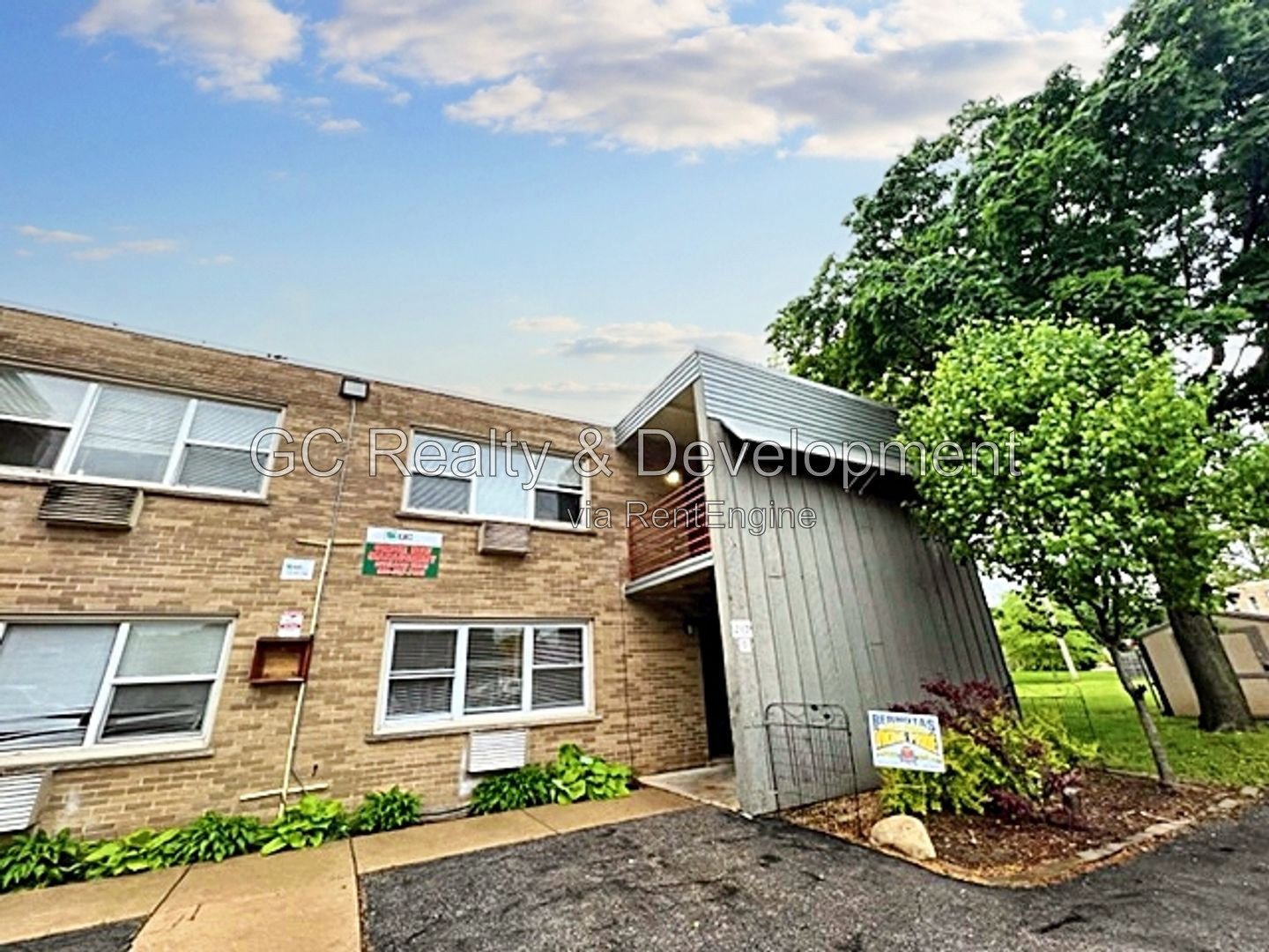 *** ​​​​​2BR-1BA / PET FRIENDLY / 2 PARKING SPOTS / PAY ELECTRIC ONLY *** property image