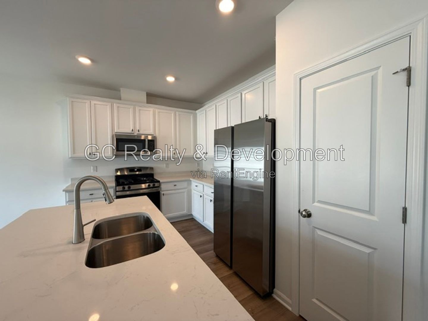 *** LEASE TODAY – SEPTEMBER FREE! / 3BR-3BA / SMALL PETS WELCOMED / IN-UNIT LAUNDRY / GARAGE *** property image