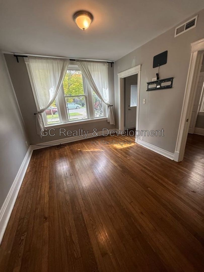 *** COMING SOON 9-23-26! / WICKER PARK / 2 BDRM / W&D IN UNIT / TRASNIT NEARBY / SMALL PETS WELCOME *** property image