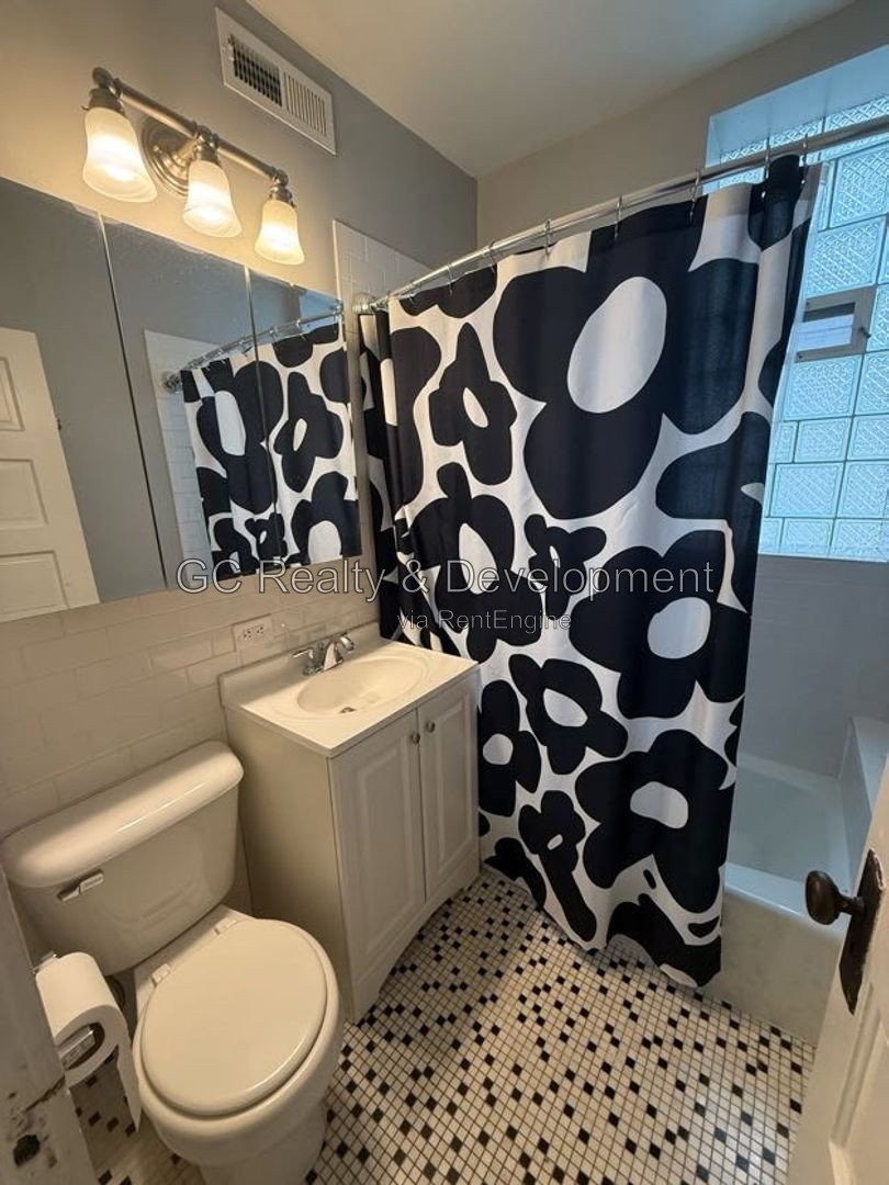 *** COMING SOON 9-23-26! / WICKER PARK / 2 BDRM / W&D IN UNIT / TRASNIT NEARBY / SMALL PETS WELCOME *** property image