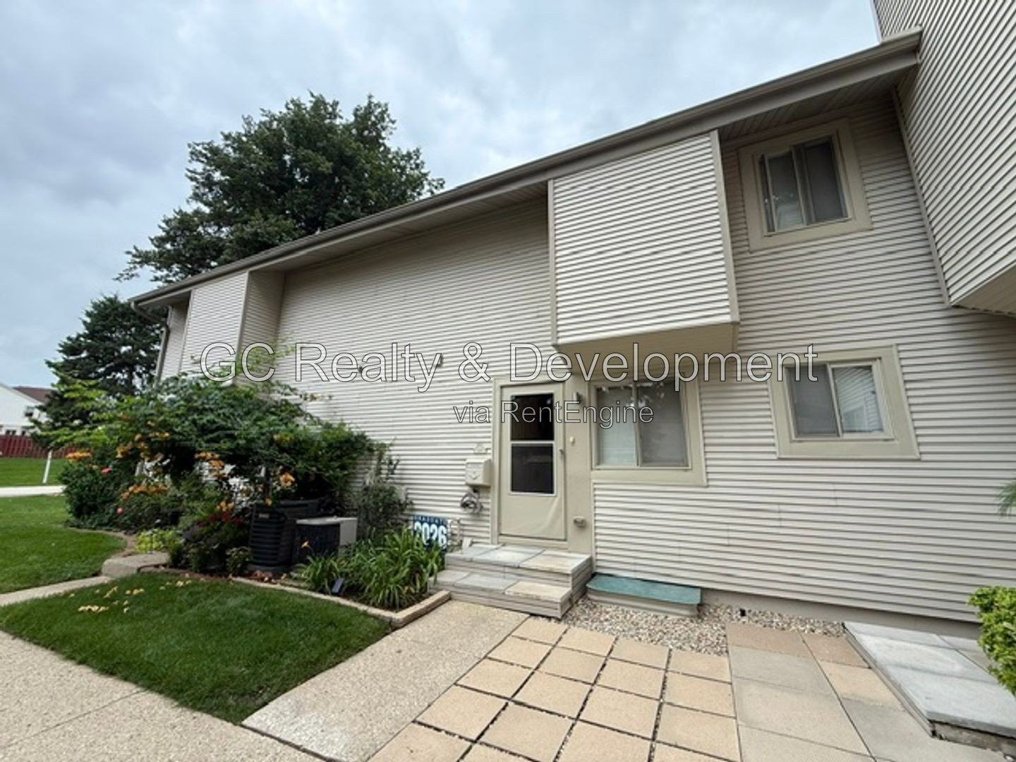 *** 2 BDRM - 1.5 BTH / FINISHED BSMT / GARAGE & EXTERIOR PARKING / IN UNIT LAUNDRY *** property image