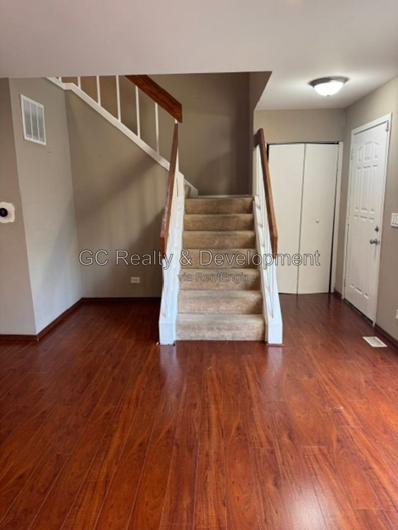*** 2 BDRM - 1.5 BTH / FINISHED BSMT / GARAGE & EXTERIOR PARKING / IN UNIT LAUNDRY *** property image