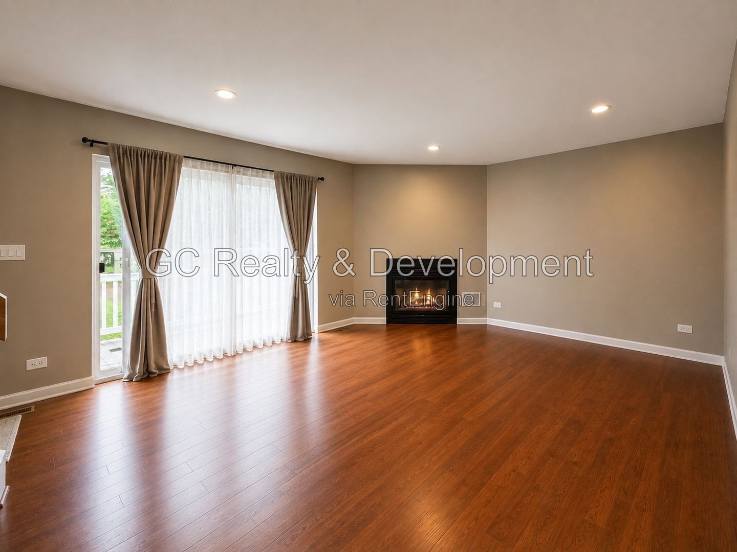 *** 2 BDRM - 1.5 BTH / FINISHED BSMT / GARAGE & EXTERIOR PARKING / IN UNIT LAUNDRY *** property image