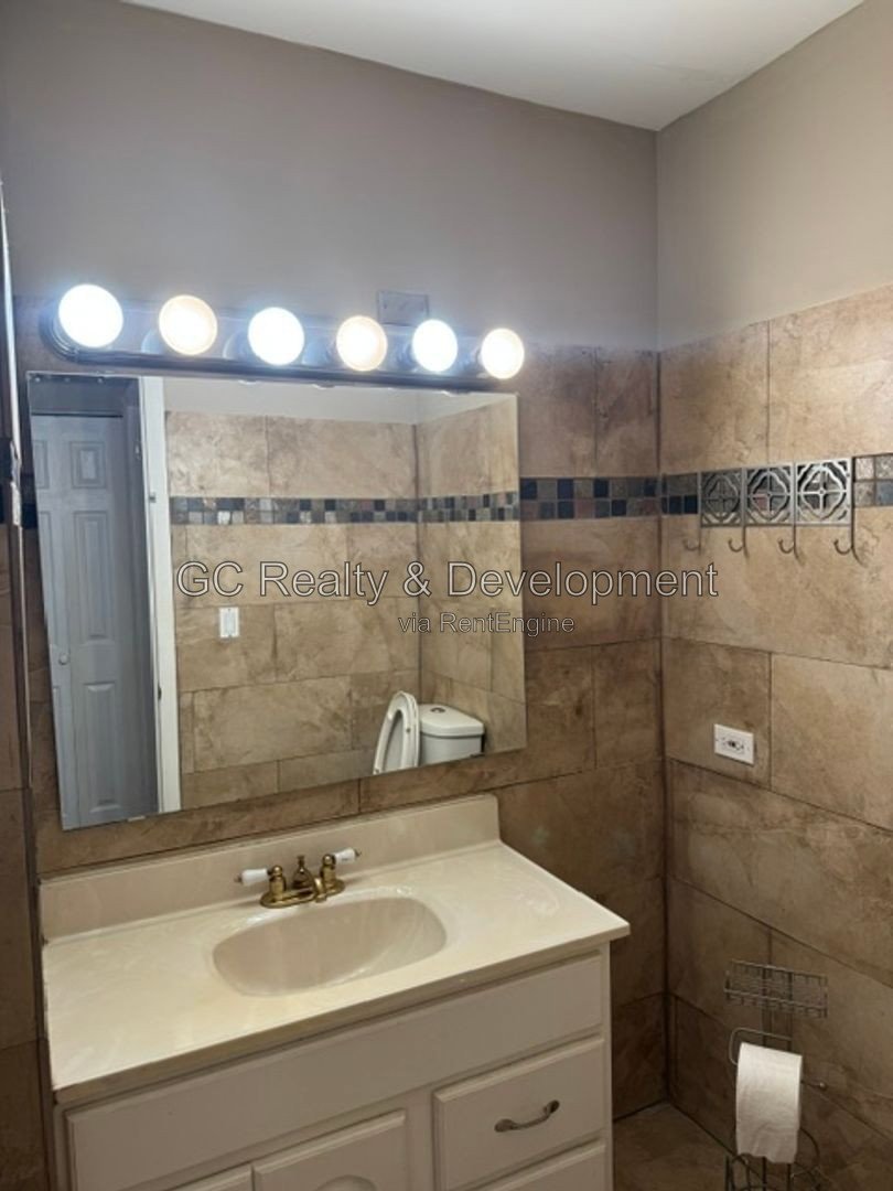 *** 2 BDRM - 1.5 BTH / FINISHED BSMT / GARAGE & EXTERIOR PARKING / IN UNIT LAUNDRY *** property image