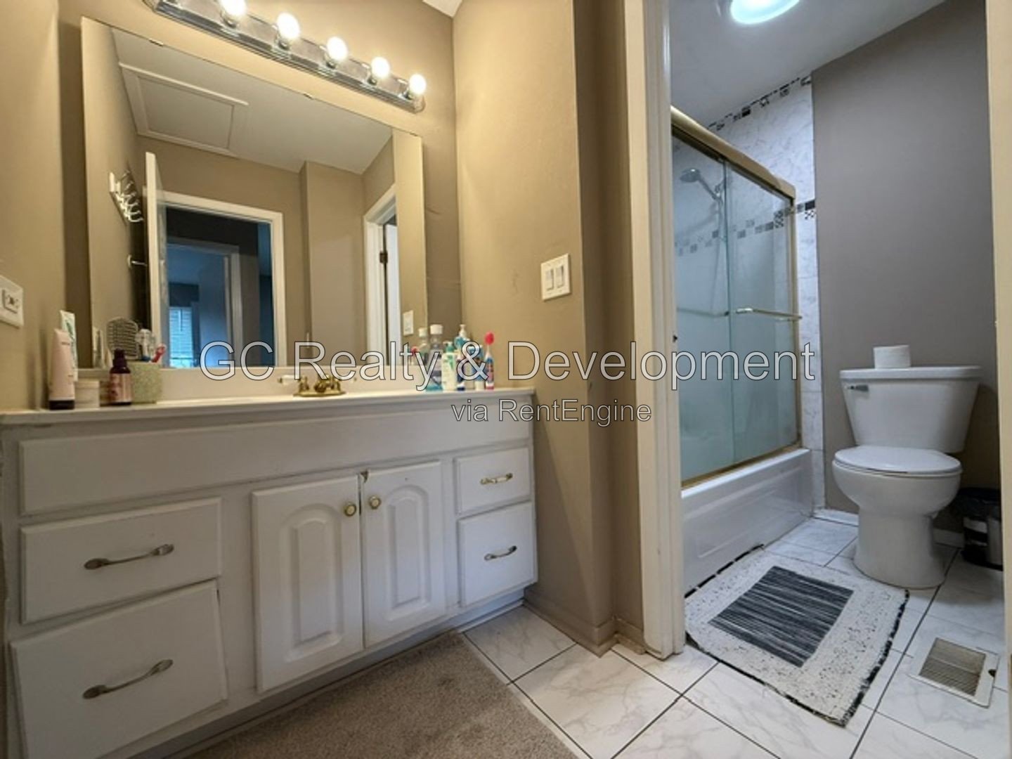 *** 2 BDRM - 1.5 BTH / FINISHED BSMT / GARAGE & EXTERIOR PARKING / IN UNIT LAUNDRY *** property image