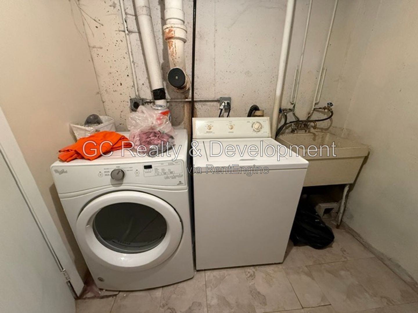 *** 2 BDRM - 1.5 BTH / FINISHED BSMT / GARAGE & EXTERIOR PARKING / IN UNIT LAUNDRY *** property image