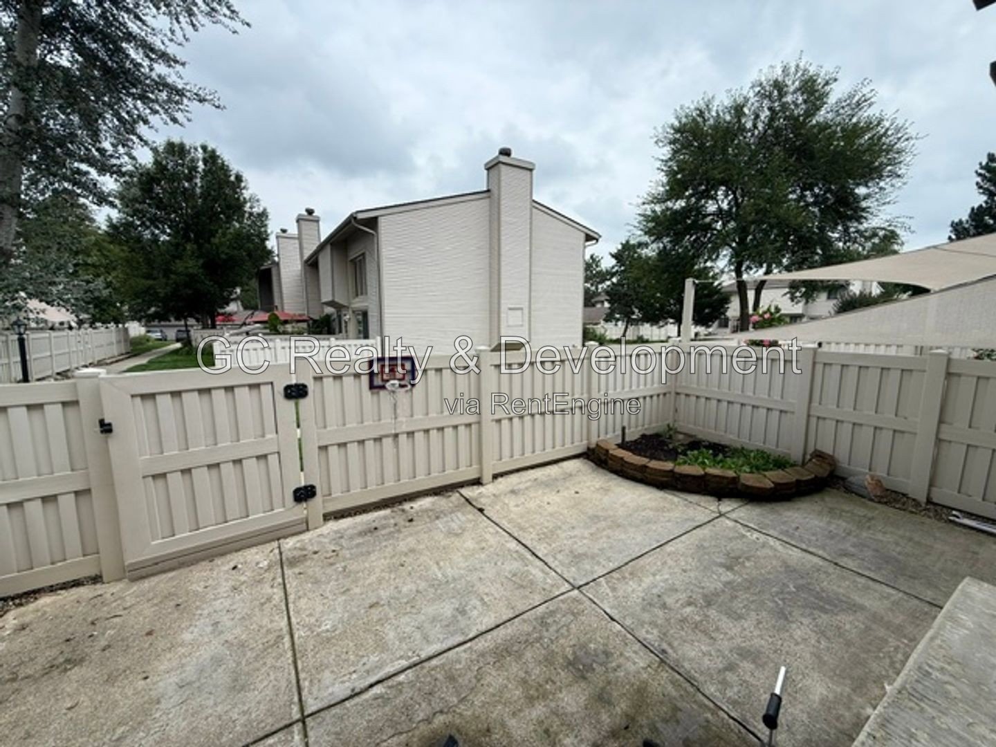 *** 2 BDRM - 1.5 BTH / FINISHED BSMT / GARAGE & EXTERIOR PARKING / IN UNIT LAUNDRY *** property image