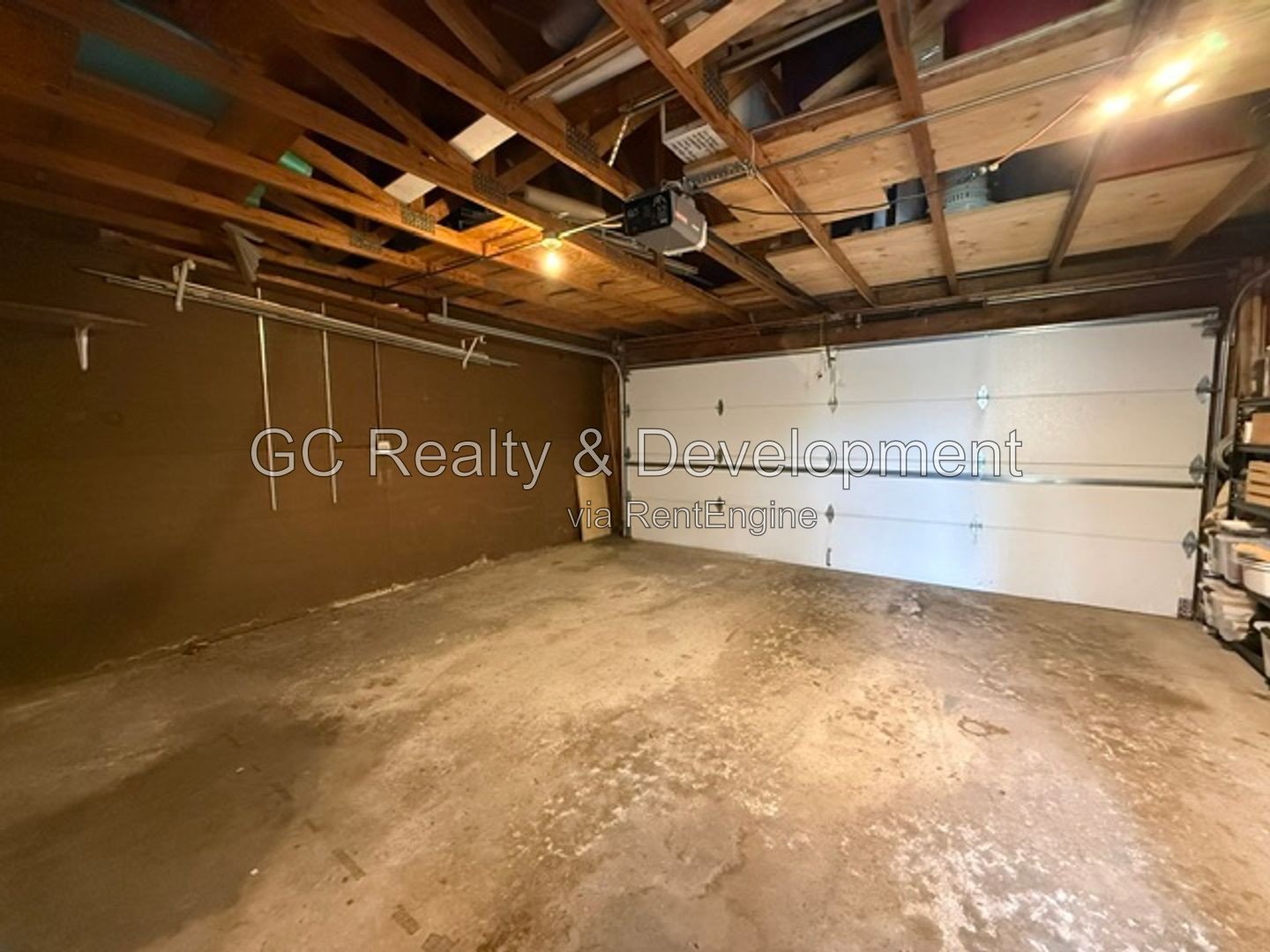 *** 2 BDRM - 1.5 BTH / FINISHED BSMT / GARAGE & EXTERIOR PARKING / IN UNIT LAUNDRY *** property image
