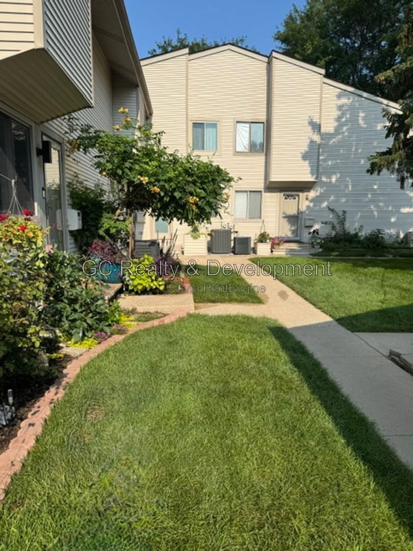 *** 2 BDRM - 1.5 BTH / FINISHED BSMT / GARAGE & EXTERIOR PARKING / IN UNIT LAUNDRY *** property image