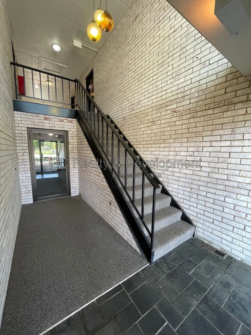 *** FIRST FLOOR UNIT / APPL INCL / COIN LAUNDRY / PRIVATE PATIO / 2 PARKING SPOTS *** property image