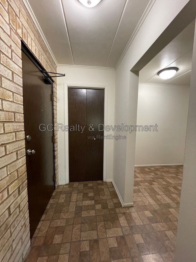 *** FIRST FLOOR UNIT / APPL INCL / COIN LAUNDRY / PRIVATE PATIO / 2 PARKING SPOTS *** property image