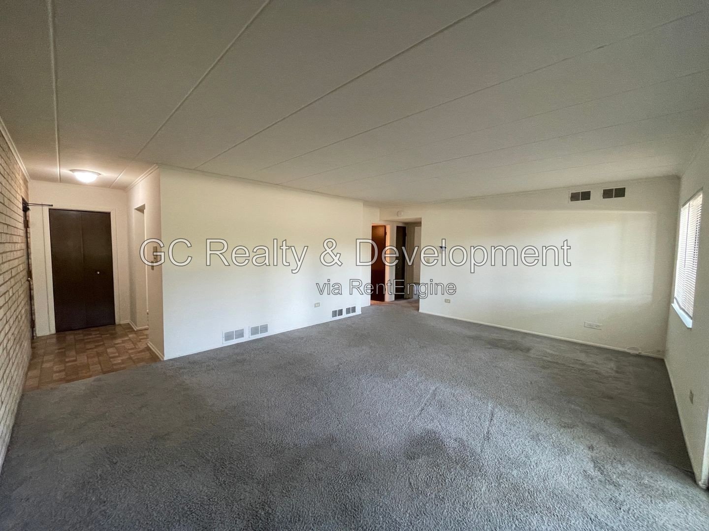 *** FIRST FLOOR UNIT / APPL INCL / COIN LAUNDRY / PRIVATE PATIO / 2 PARKING SPOTS *** property image