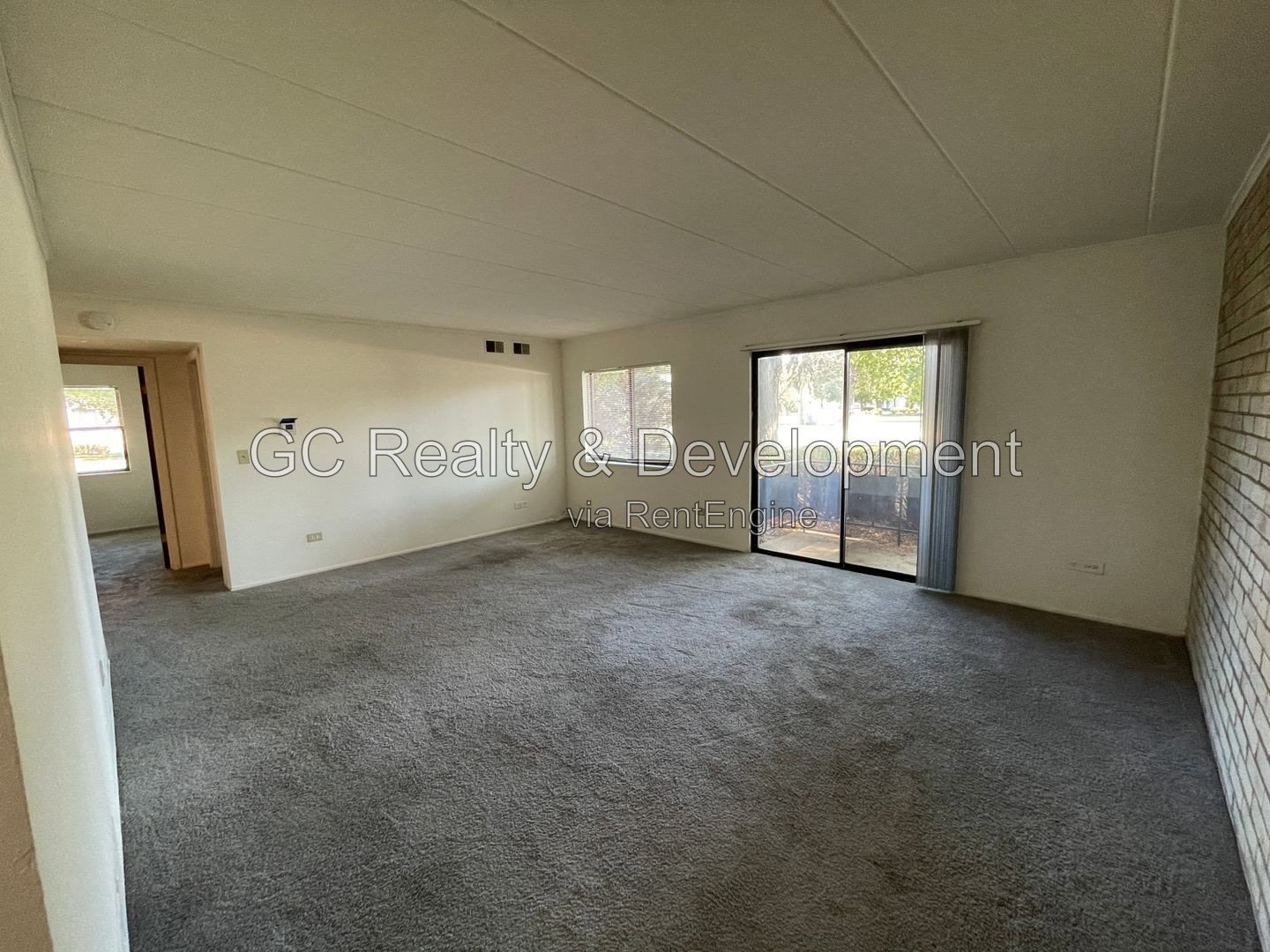 *** FIRST FLOOR UNIT / APPL INCL / COIN LAUNDRY / PRIVATE PATIO / 2 PARKING SPOTS *** property image