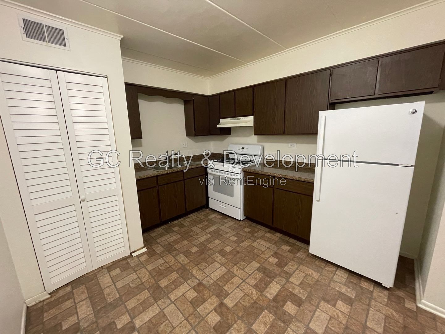 *** FIRST FLOOR UNIT / APPL INCL / COIN LAUNDRY / PRIVATE PATIO / 2 PARKING SPOTS *** property image