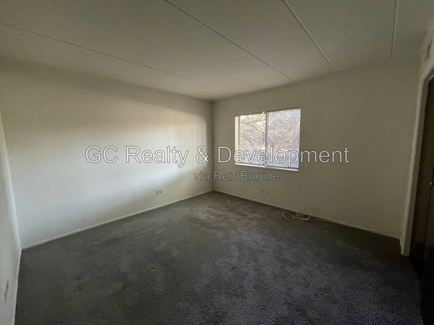 *** FIRST FLOOR UNIT / APPL INCL / COIN LAUNDRY / PRIVATE PATIO / 2 PARKING SPOTS *** property image