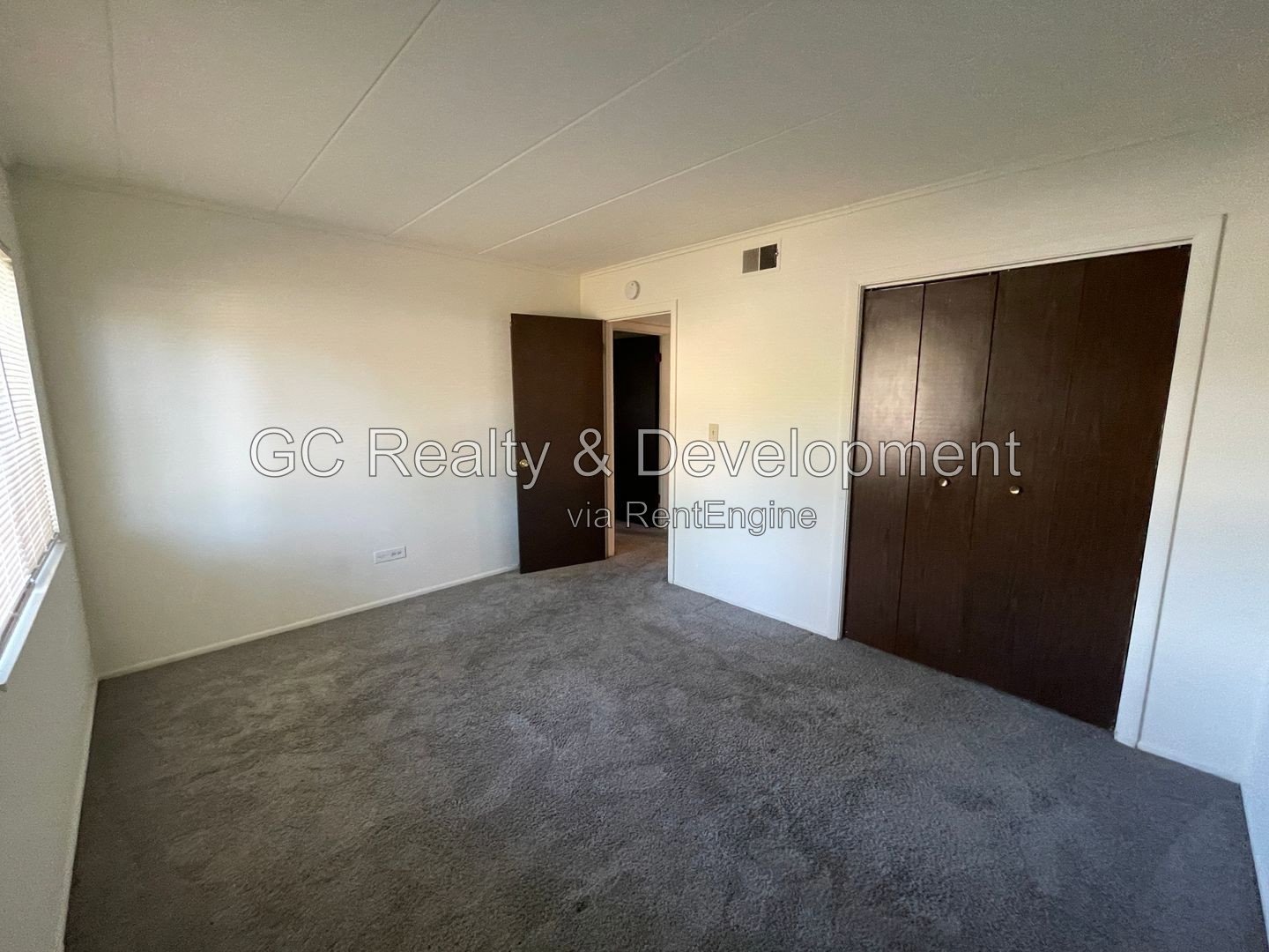 *** FIRST FLOOR UNIT / APPL INCL / COIN LAUNDRY / PRIVATE PATIO / 2 PARKING SPOTS *** property image