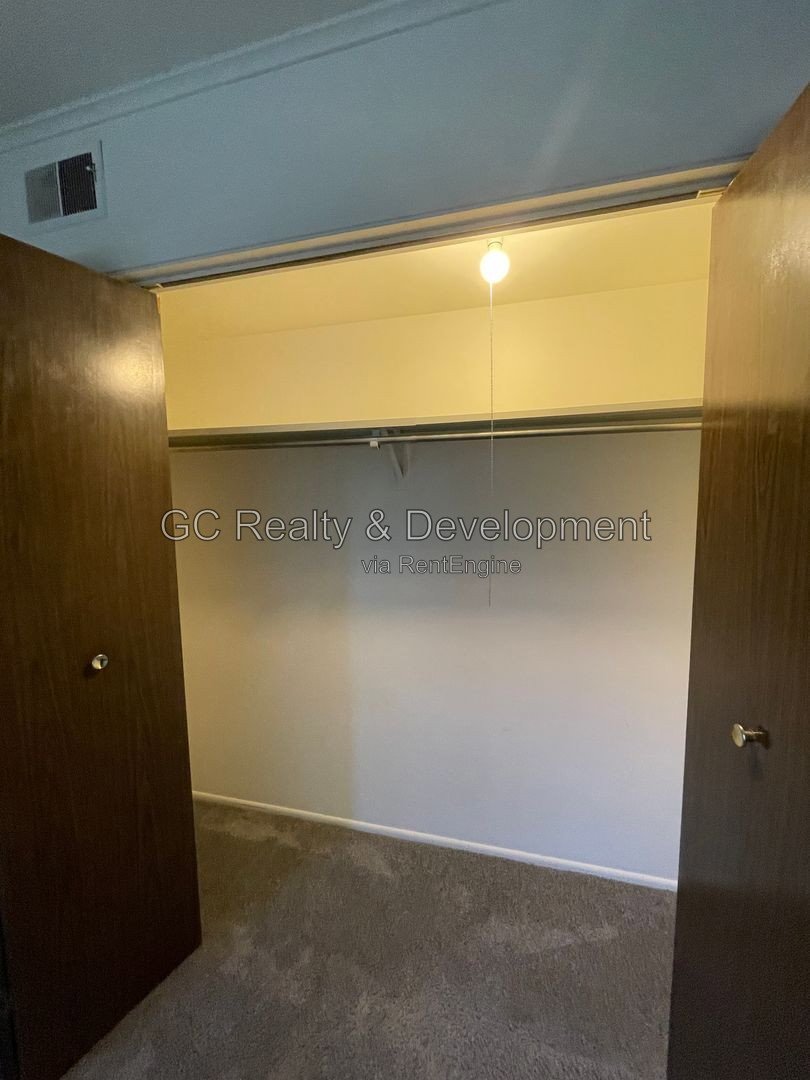 *** FIRST FLOOR UNIT / APPL INCL / COIN LAUNDRY / PRIVATE PATIO / 2 PARKING SPOTS *** property image