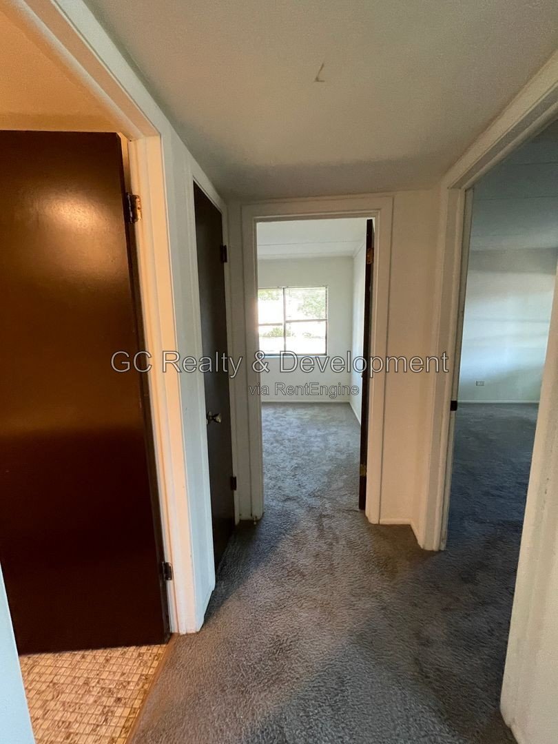 *** FIRST FLOOR UNIT / APPL INCL / COIN LAUNDRY / PRIVATE PATIO / 2 PARKING SPOTS *** property image