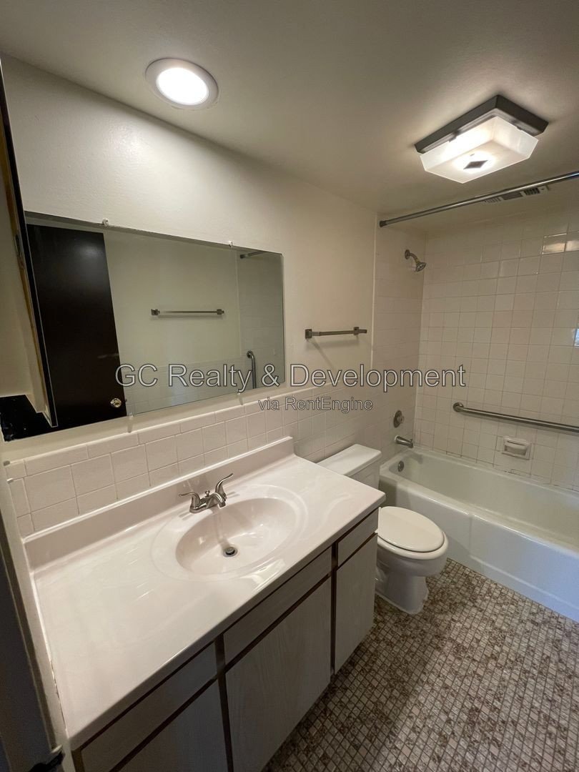 *** FIRST FLOOR UNIT / APPL INCL / COIN LAUNDRY / PRIVATE PATIO / 2 PARKING SPOTS *** property image